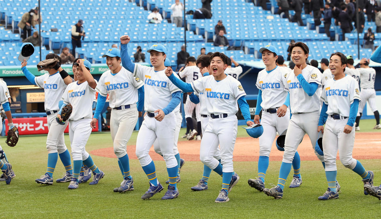 立大対東大、勝利し喜ぶ東大・スタンリー（左から4人目）らナイン（撮影・柴田隆二）