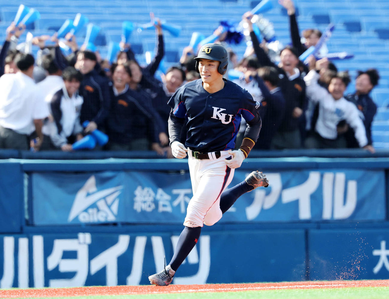 創価対神奈川大　9回裏神奈川大2死二塁、石崎は左越えサヨナラ2点本塁打を放ち笑顔を見せる（撮影・鈴木正人）