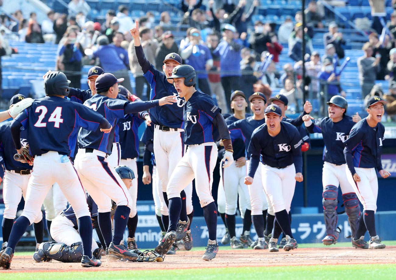 創価対神奈川大　9回裏神奈川大2死二塁、石崎（中央）は左越えサヨナラ2点本塁打を放ち雄たけびを上げる（撮影・鈴木正人）