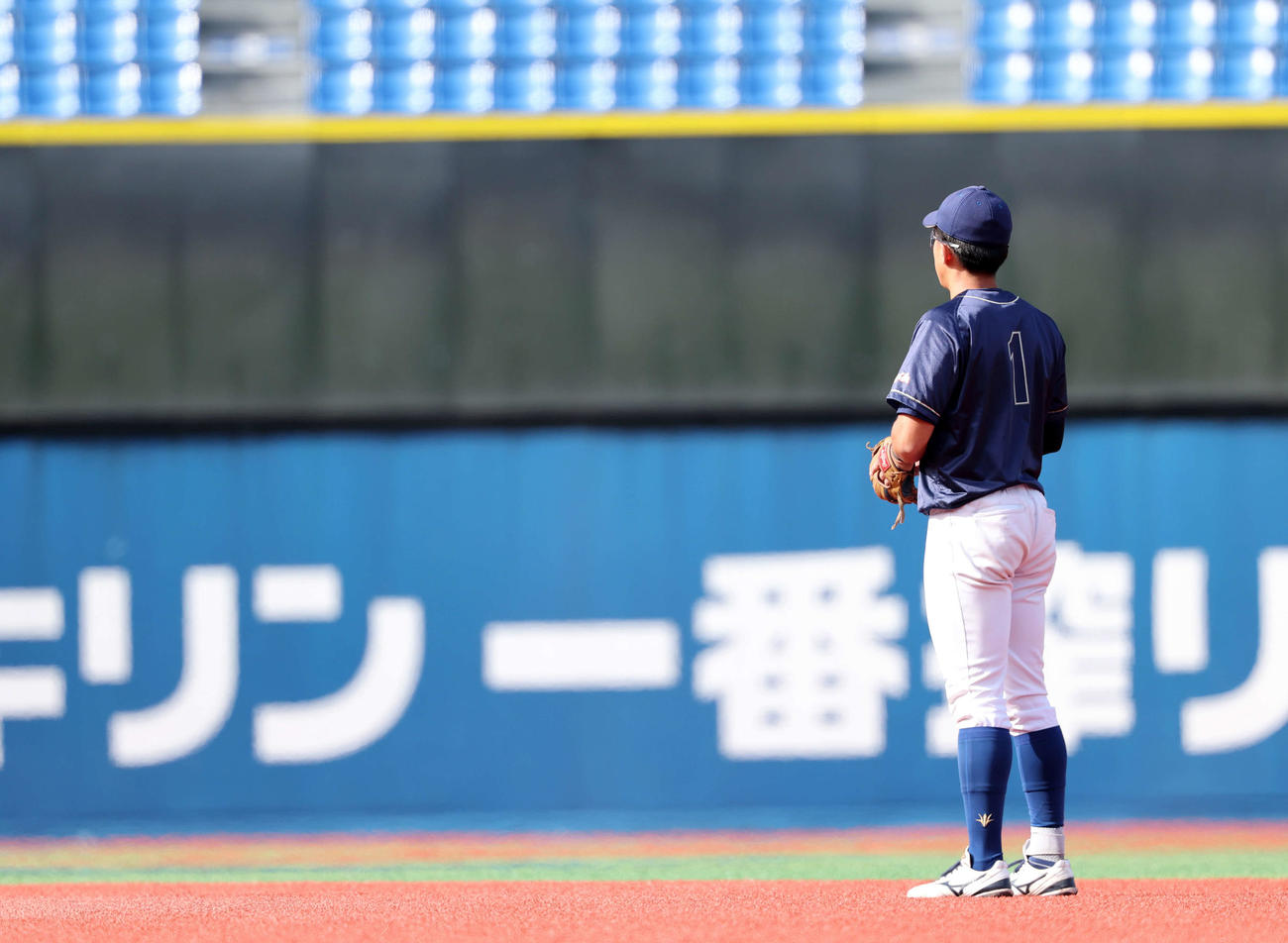 創価対神奈川大　9回裏神奈川大2死二塁、石崎の左越え2点サヨナラ本塁打を見つめる創価・立石（撮影・鈴木正人）