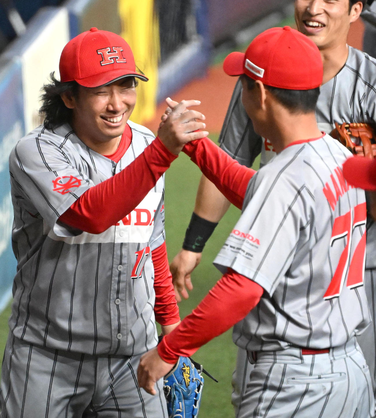 JR西日本対ホンダ鈴鹿　完全試合を達成しホンダ鈴鹿の真鍋監督（右）と握手をする井村（撮影・石井愛子）