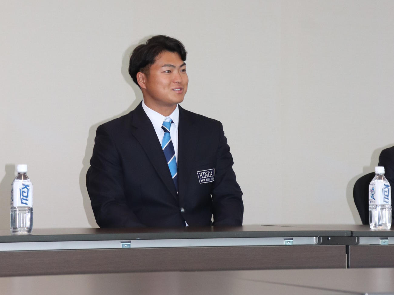 楽天の愛敬尚史スカウト部長と足立祐一担当スカウトから指名あいさつを受けた、楽天ドラフト7位の近大・阪上（撮影・中島麗）