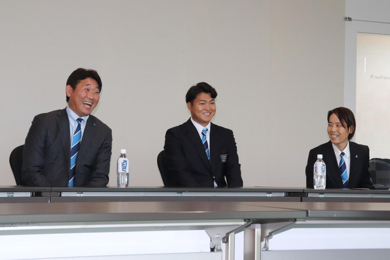 楽天の愛敬スカウト部長と足立担当スカウトから指名あいさつを受けた、近大の光元監督、楽天ドラフト7位の阪上、田中部長（撮影・中島麗）