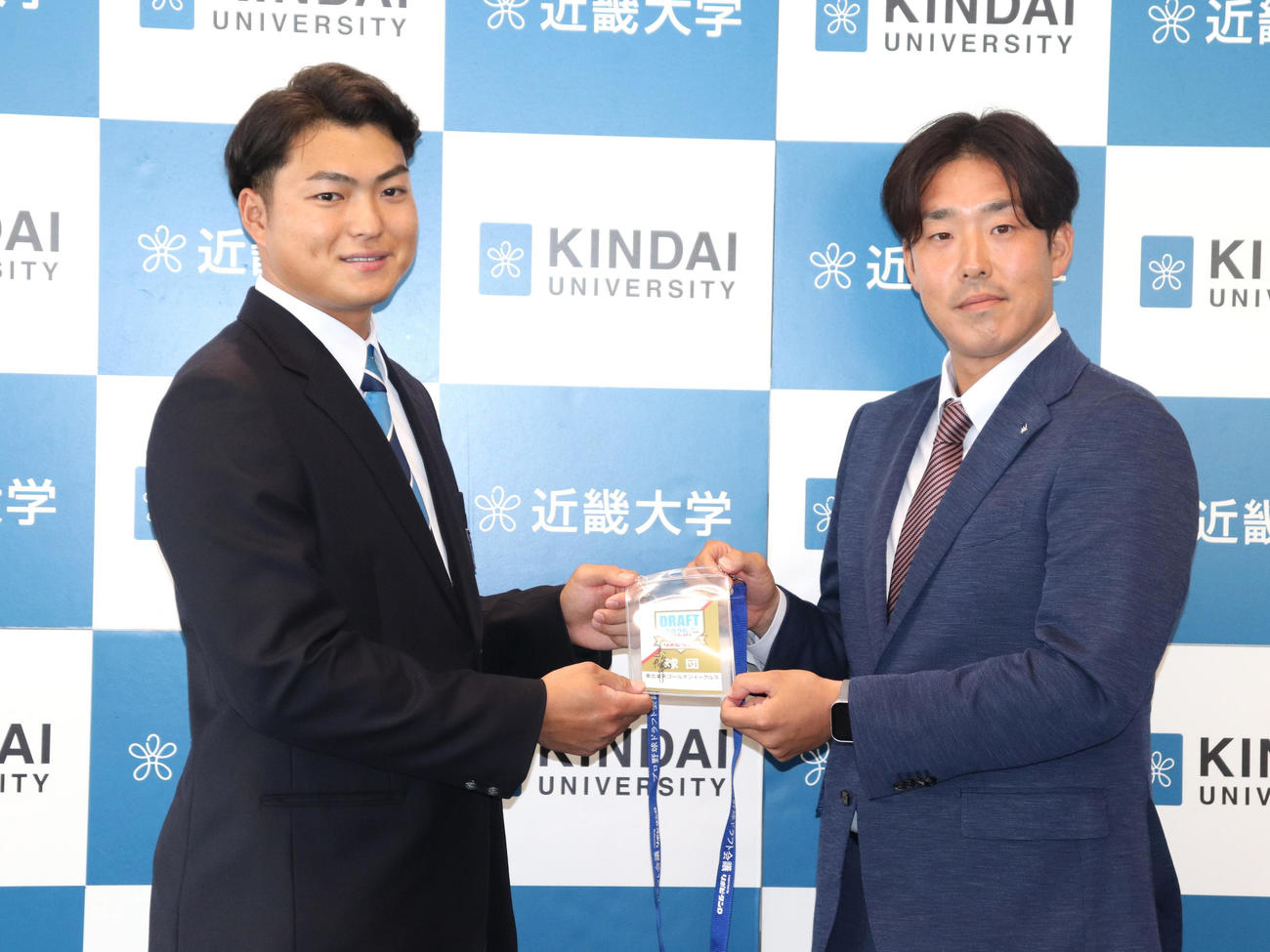 楽天の足立担当スカウトからドラフト会議IDパスを受け取った、ドラフト7位の近大・阪上（撮影・中島麗）