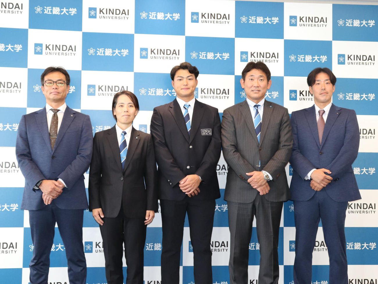 楽天の愛敬スカウト部長（左）と足立担当スカウト（右）から指名あいさつを受けた、ドラフト7位の近大・阪上（中央）、同大学野球部の田中部長（左から2人目）、光元監督（右から2人目）（撮影・中島麗）