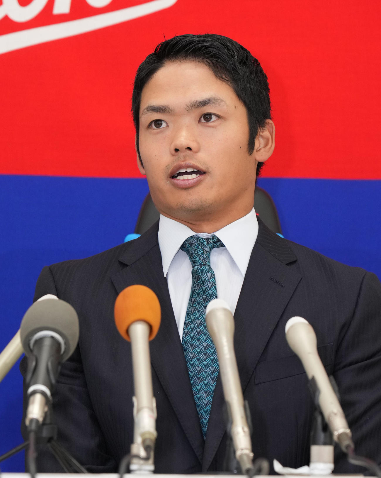 交渉を終え会見する根尾（撮影・森本幸一）