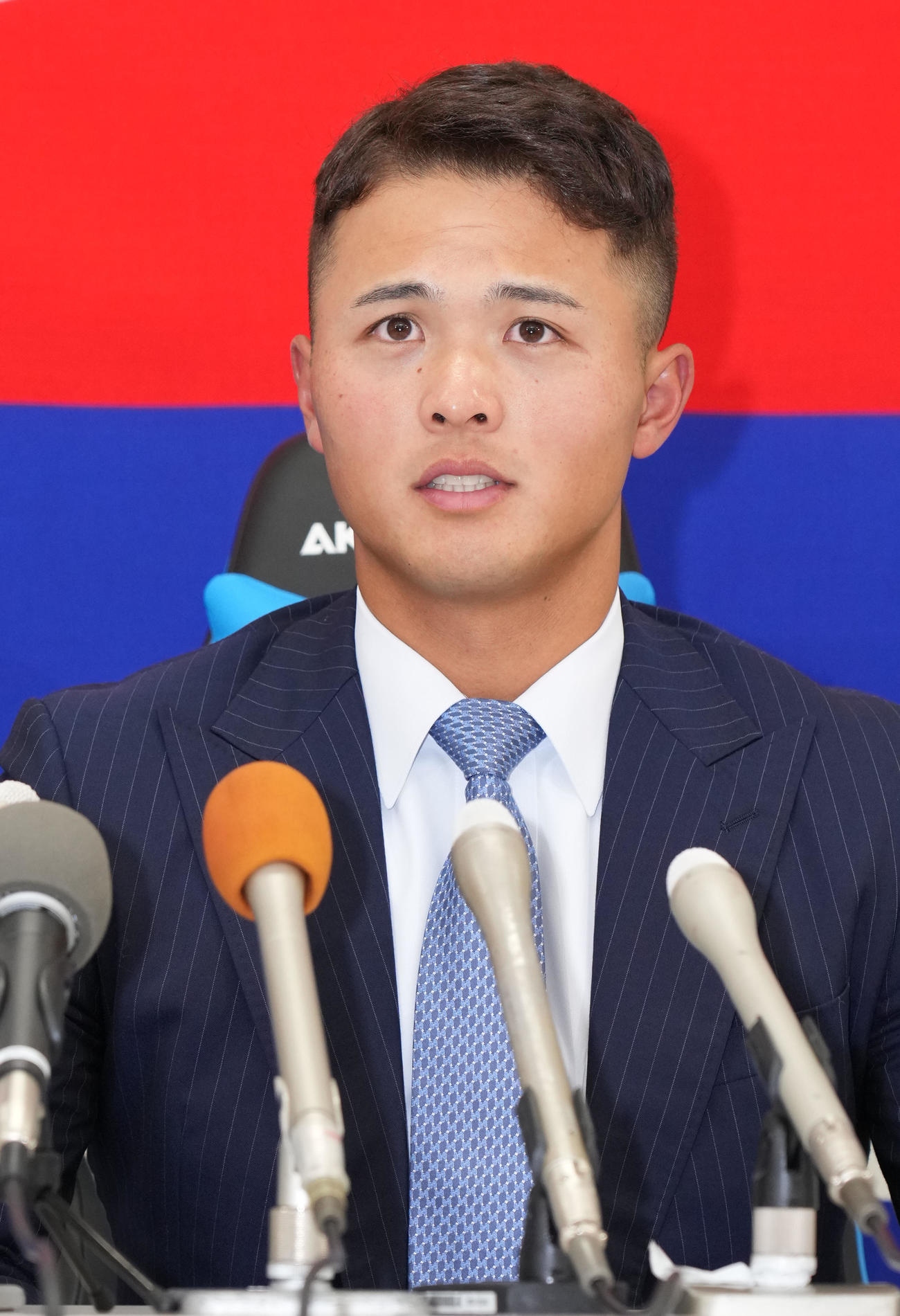 交渉を終え会見する石橋（撮影・森本幸一）