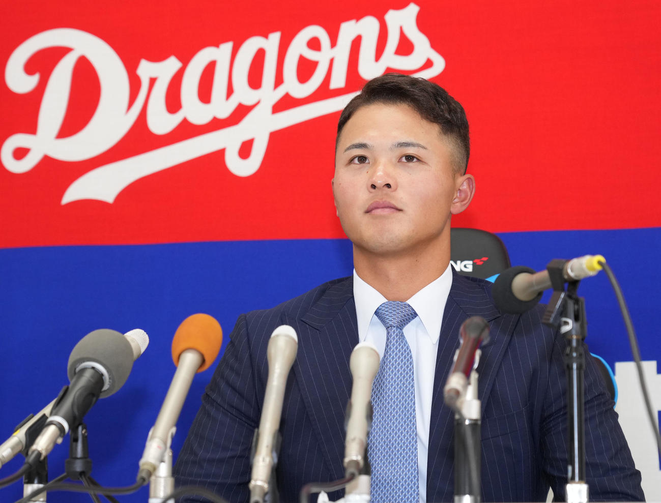 交渉を終え会見する石橋（撮影・森本幸一）