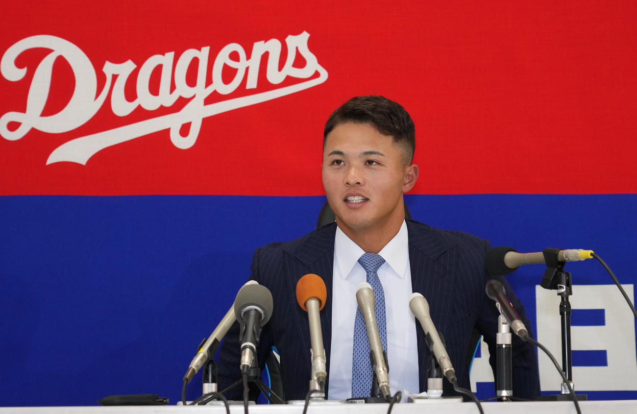 交渉を終え会見の席に着く石橋（撮影・森本幸一）