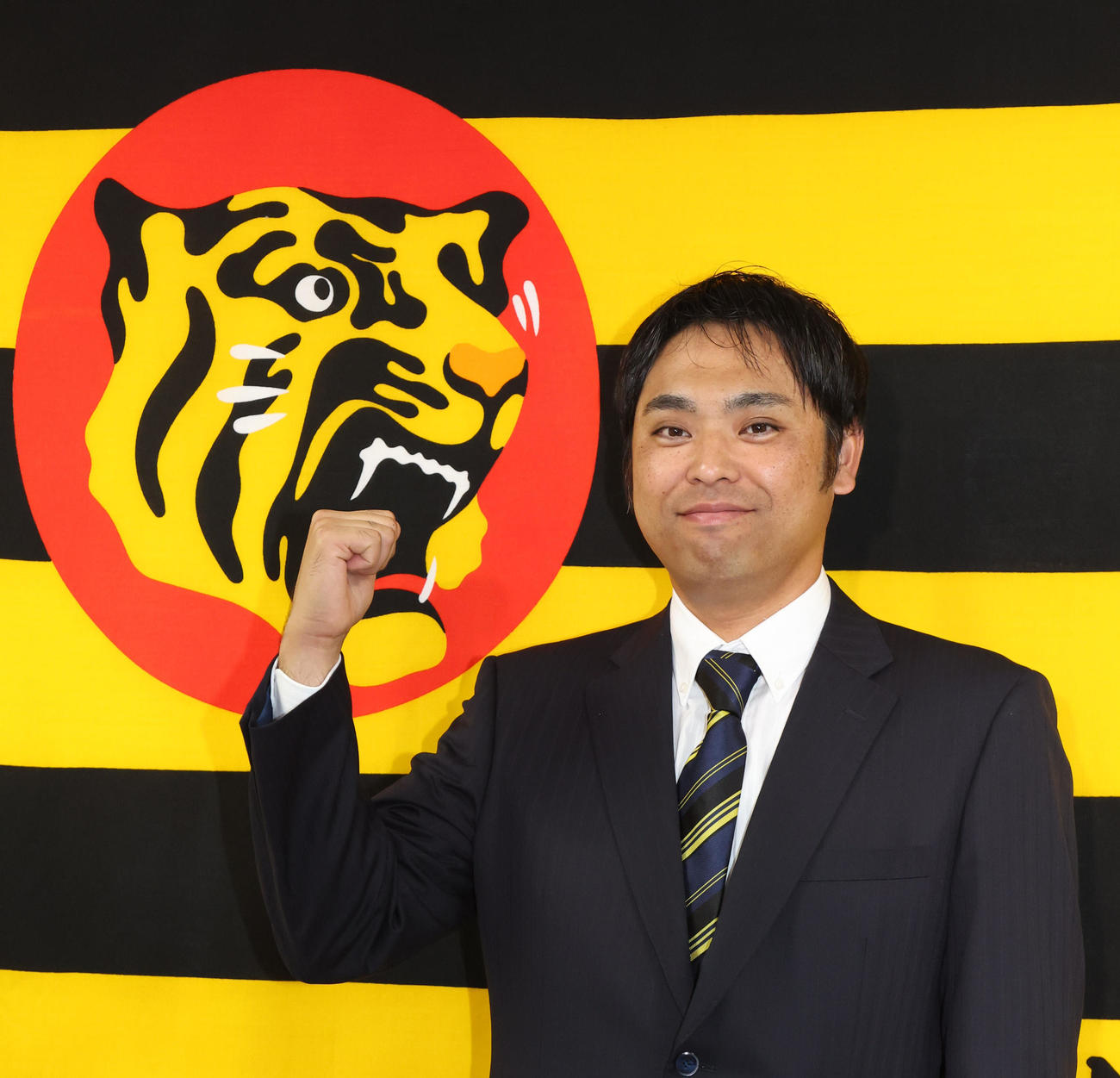 就任会見で桑原新投手コーチはガッツポーズ（撮影・西尾就之）