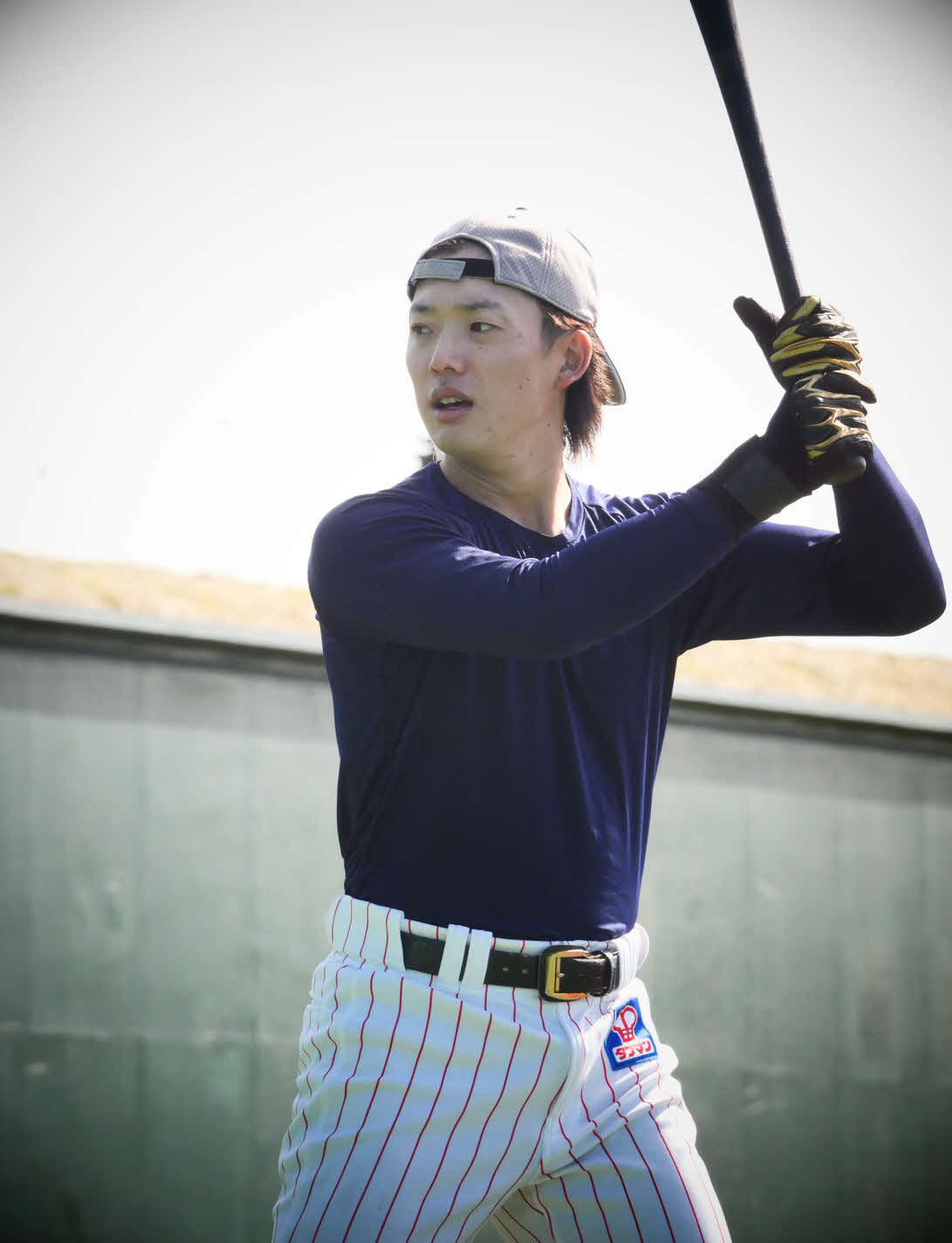 個別練習でティー打撃で汗を流すヤクルト長岡（撮影・上田悠太）