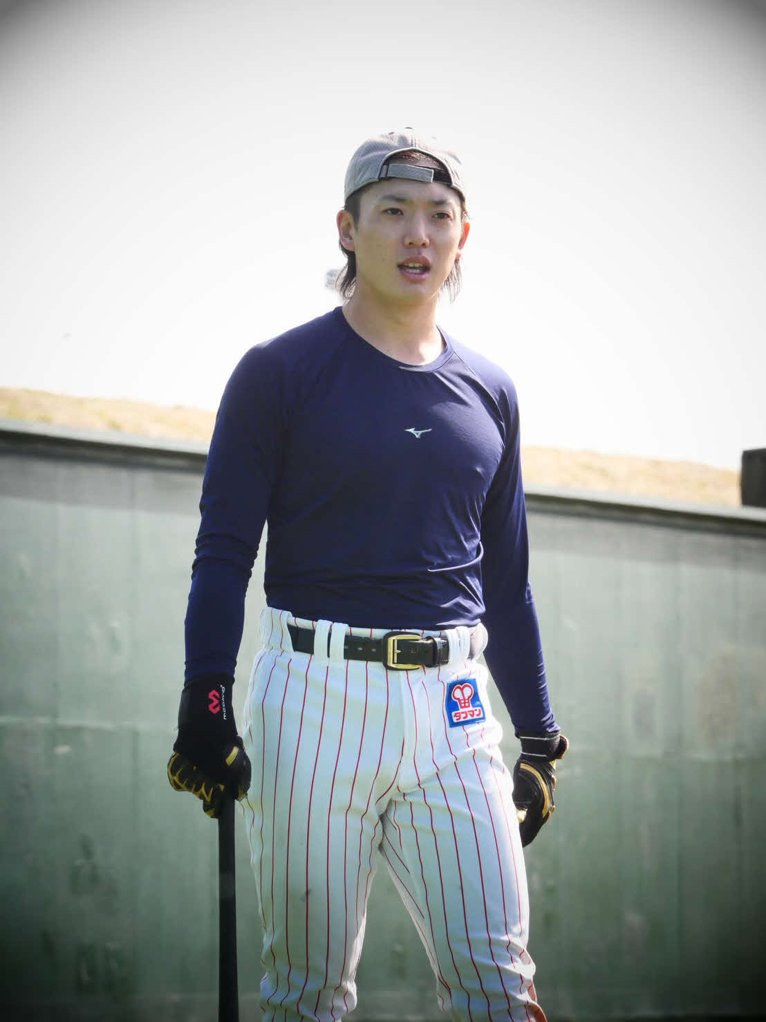 個別練習でティー打撃で汗を流すヤクルト長岡（撮影・上田悠太）