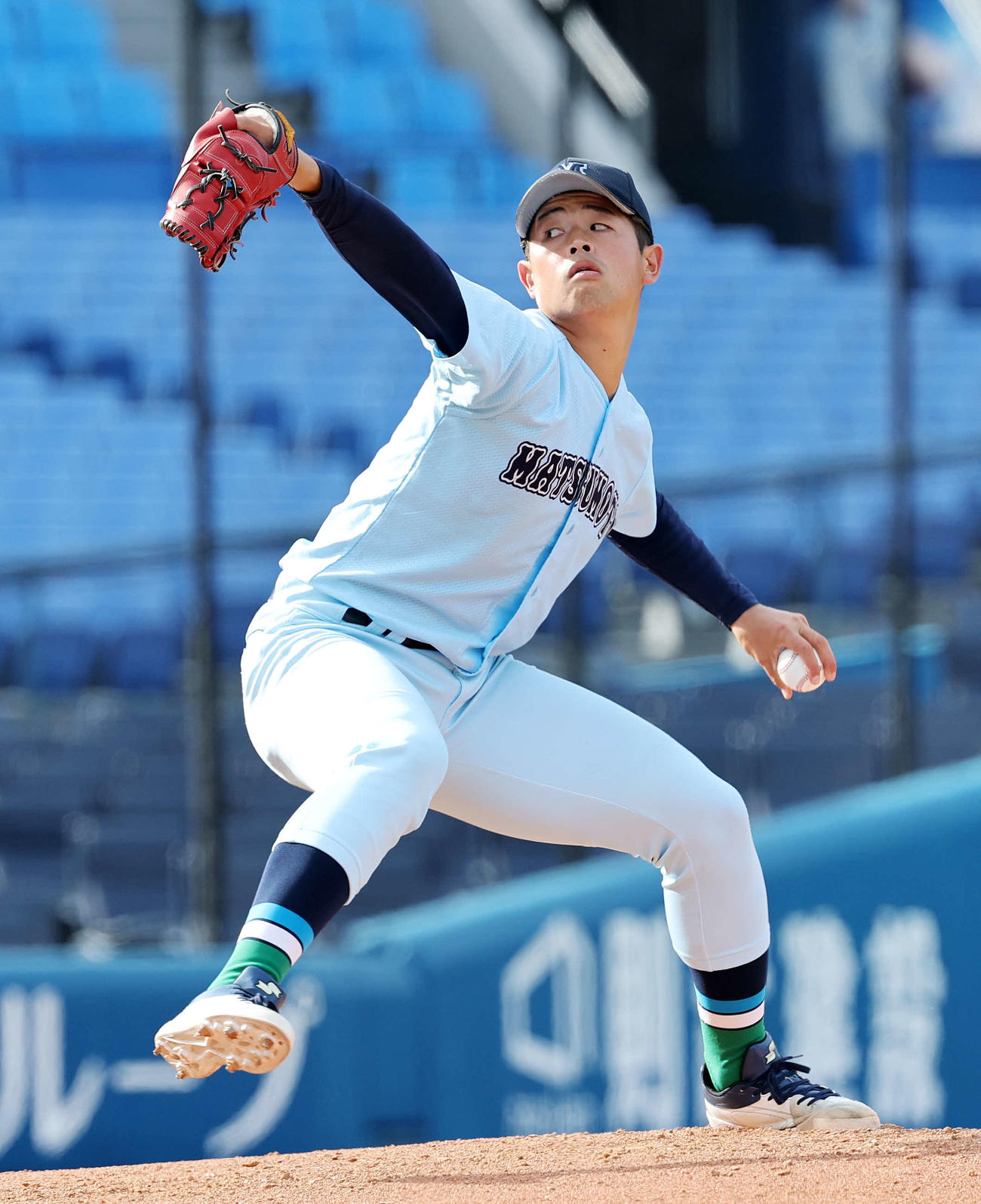 松本大対杏林大　力投する松本大・小鷹（撮影・鈴木正人）