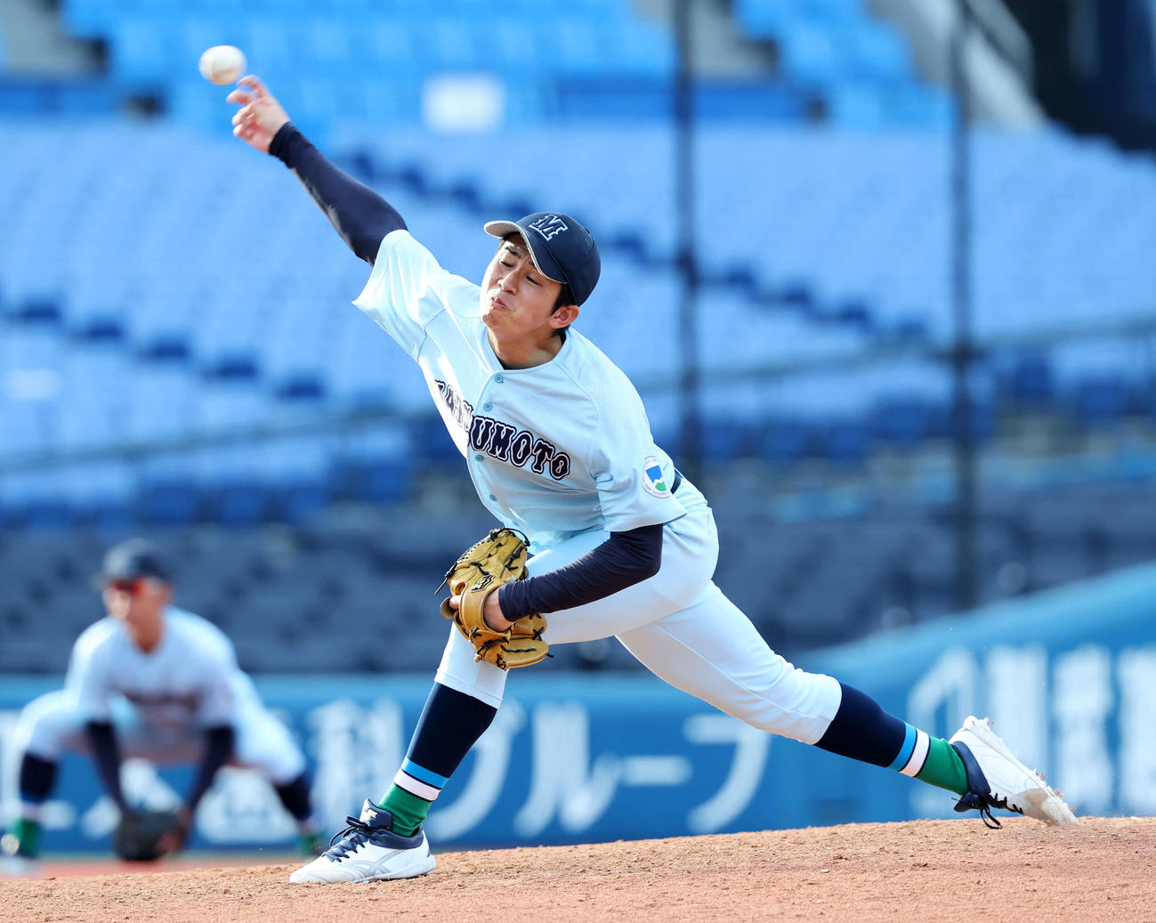 松本大対杏林大　力投する松本大・三浦（撮影・鈴木正人）