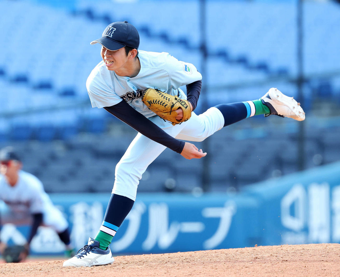 松本大対杏林大　力投する松本大・三浦（撮影・鈴木正人）