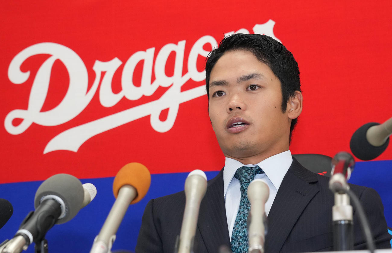 交渉を終え会見する根尾（撮影・森本幸一）
