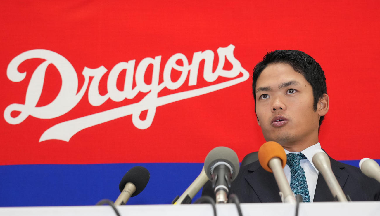 交渉を終え会見する根尾（撮影・森本幸一）