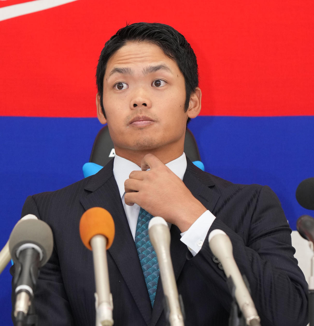 交渉を終え会見する根尾（撮影・森本幸一）