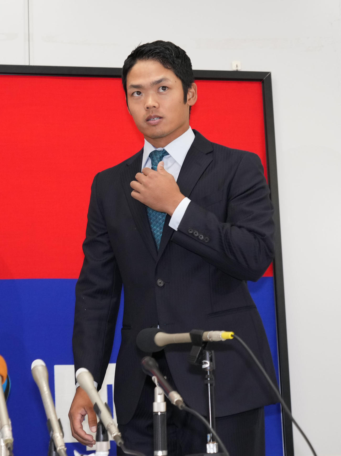 交渉を終え会見の席に着く根尾（撮影・森本幸一）