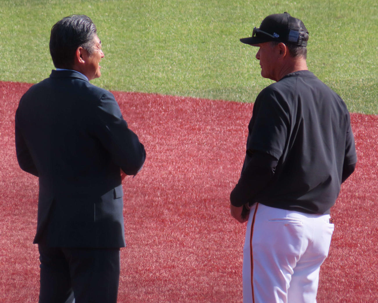 来季から巨人の2軍監督に就任し、コーチ陣にあいさつする石井琢朗氏（撮影・水谷京裕）