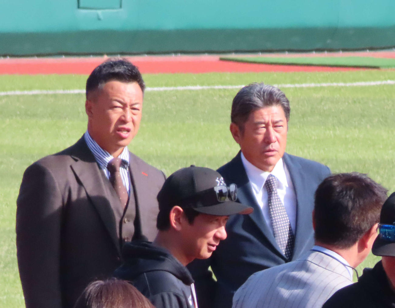 来季から巨人の2軍監督に就任した石井琢朗氏（右）と2軍バッテリーコーチに就任した田口昌徳氏（撮影・水谷京裕）