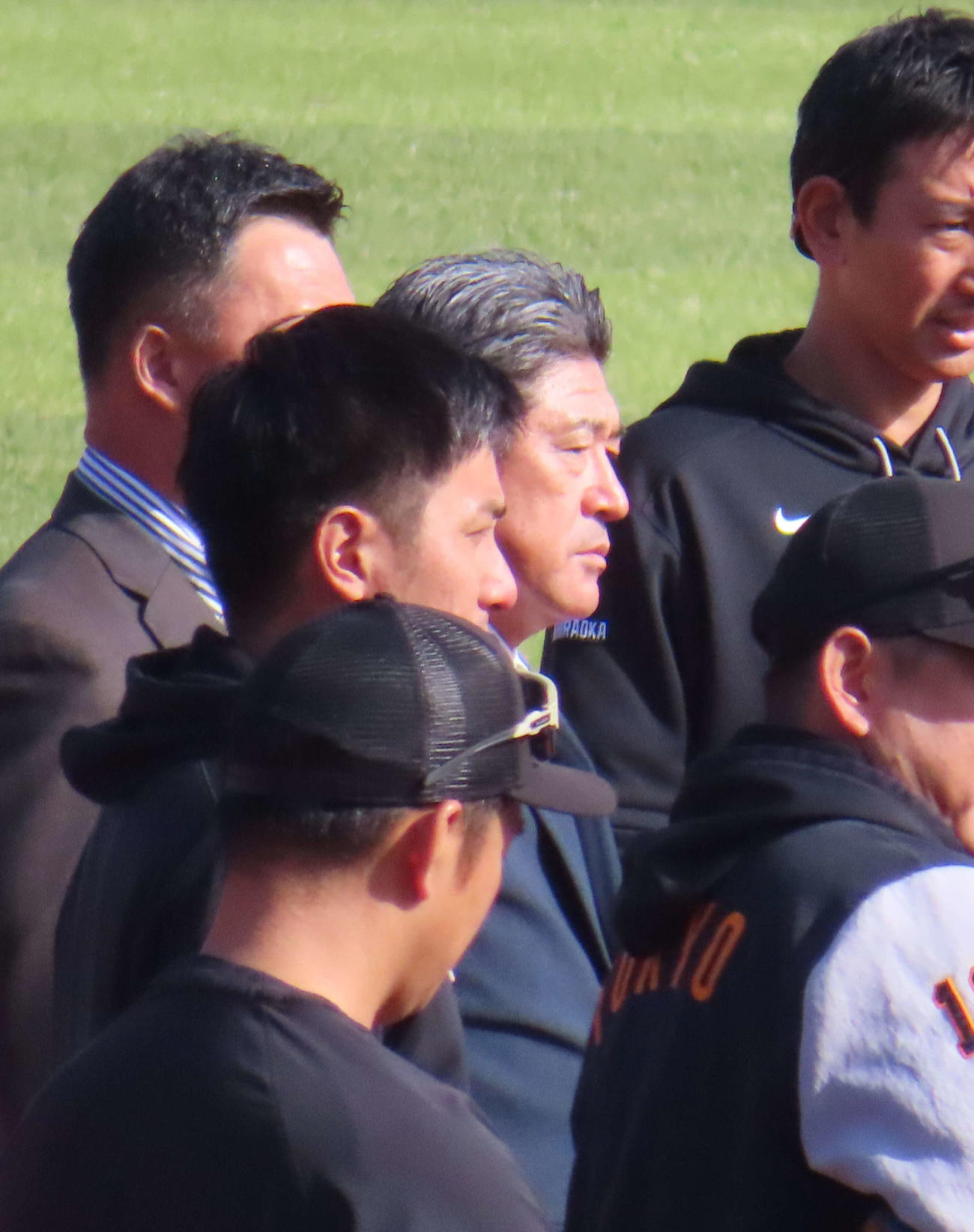 来季から巨人の2軍監督に就任し、練習前の円陣に加わる石井琢朗氏（撮影・水谷京裕）