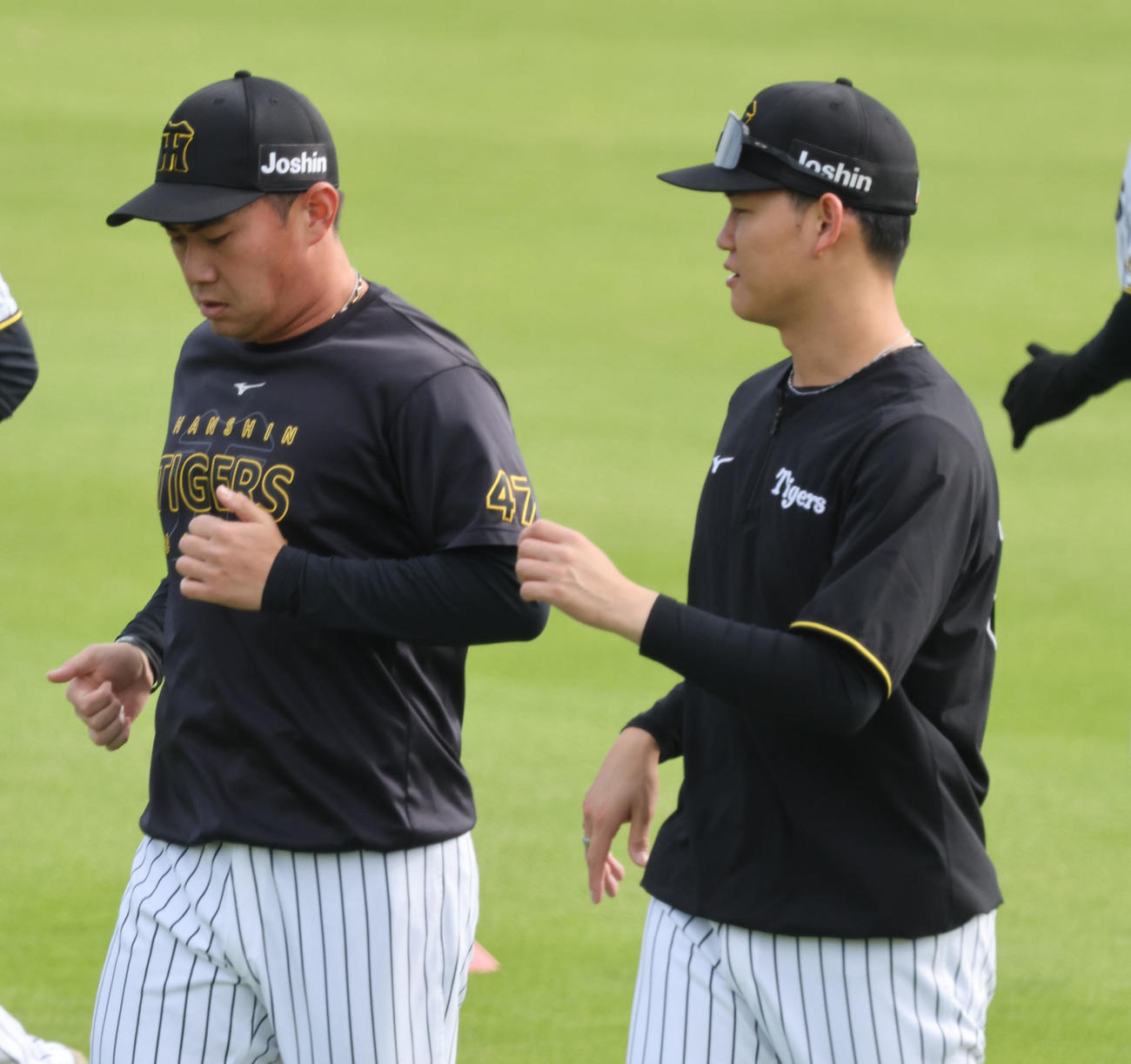 練習中、阪神及川（右）は桐敷と話す（撮影・西尾就之）