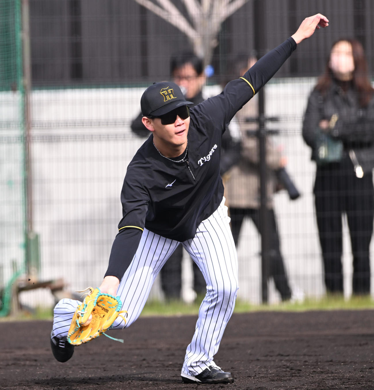 投手ノックを受ける阪神及川（撮影・和賀正仁）