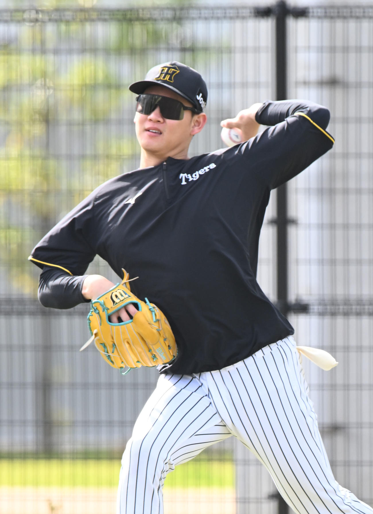 キャッチボールで調整する阪神及川（撮影・和賀正仁）