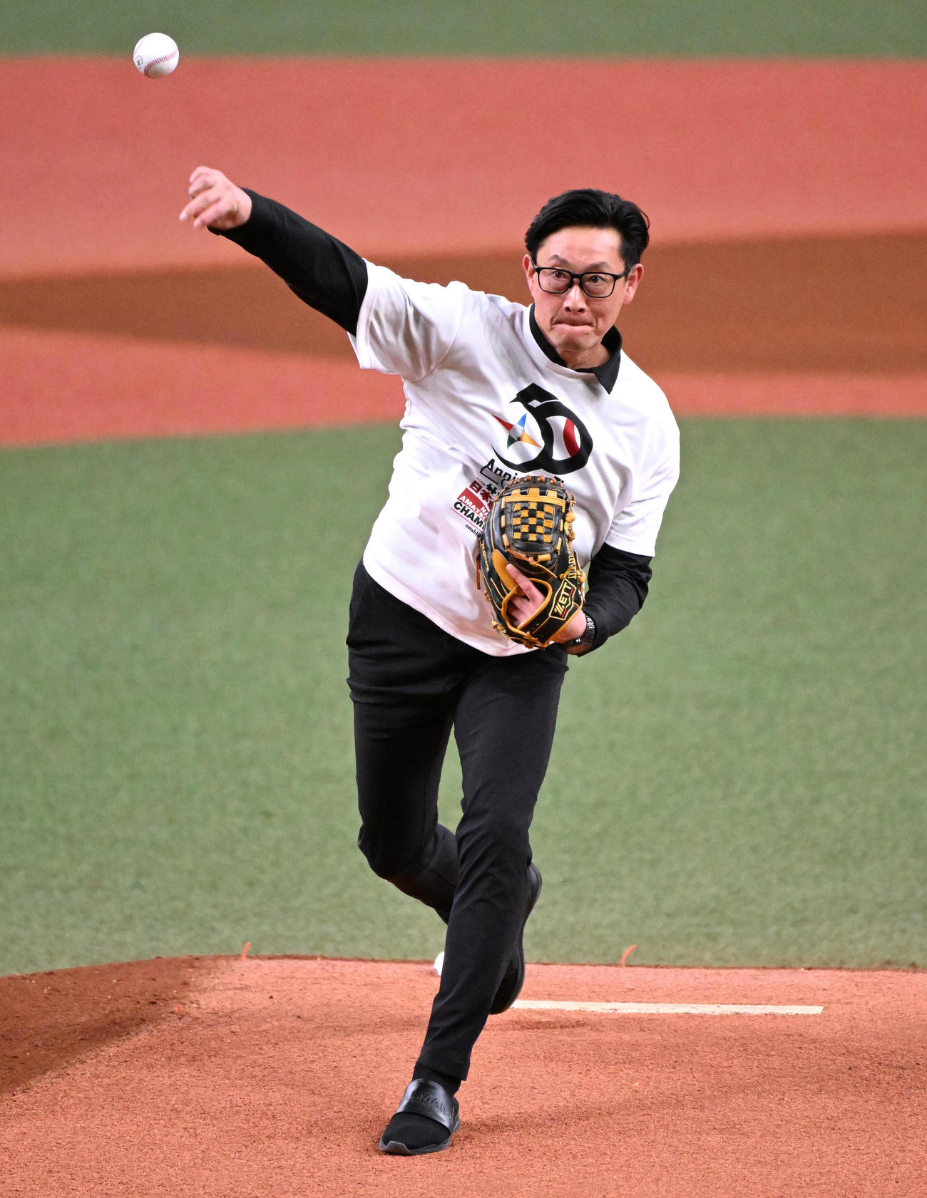 四国銀行対トヨタ自動車　レジェンド始球式を務めるオリックスの岸田護監督（撮影・石井愛子）