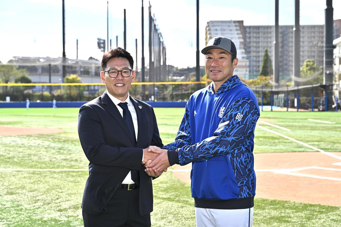 視察に訪れた侍ジャパン井端監督（左）はDeNA相川新監督と握手を交わす（撮影・滝沢徹郎）