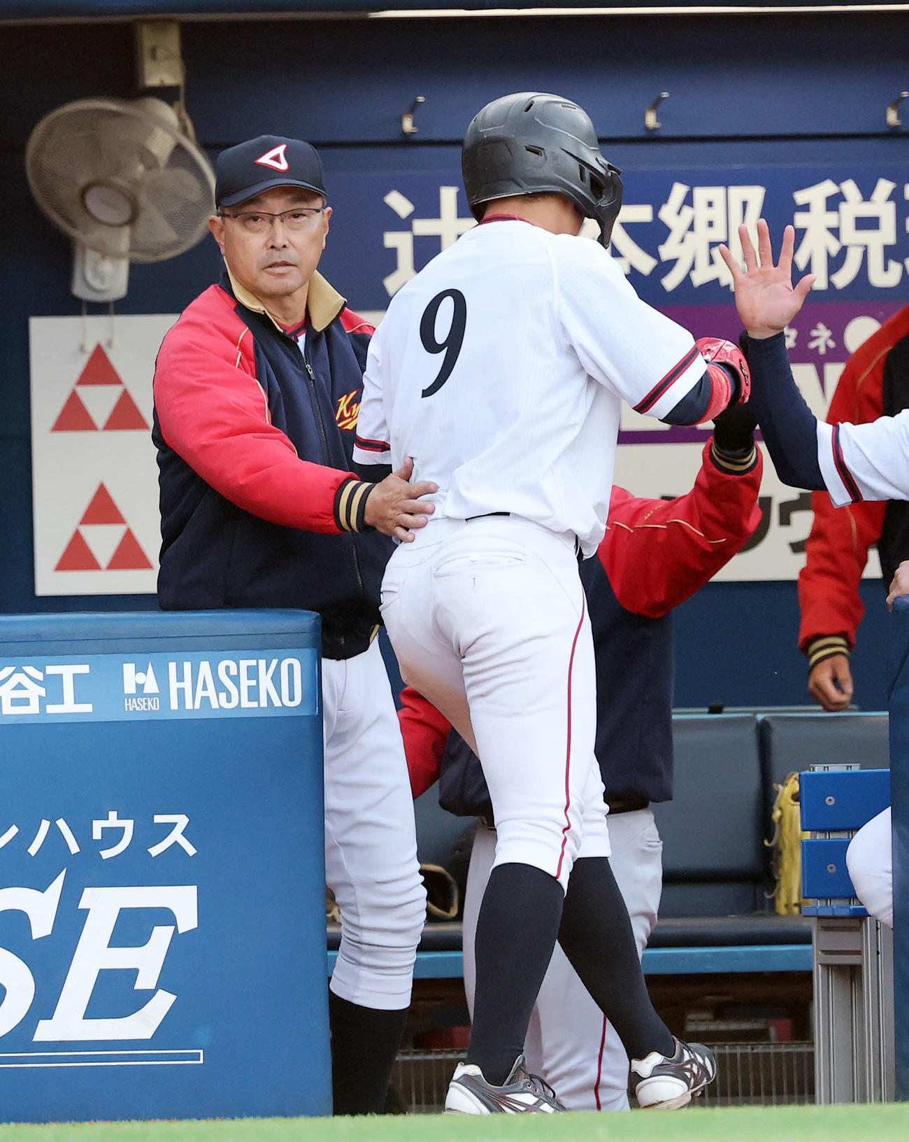 5回裏杏林大1死一、二塁、高橋の左前適時打で井土（右）が生還しベンチで迎える溝口監督（撮影・鈴木正人）