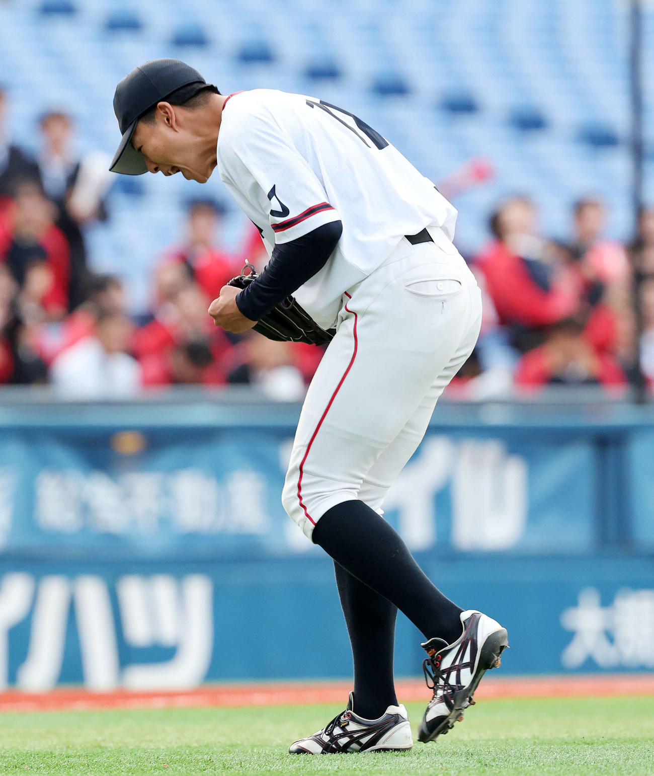 松本大対杏林大　7回表、松本大の攻撃を抑えガッツポーズで雄たけびを上げる杏林大・岩井（撮影・鈴木正人）