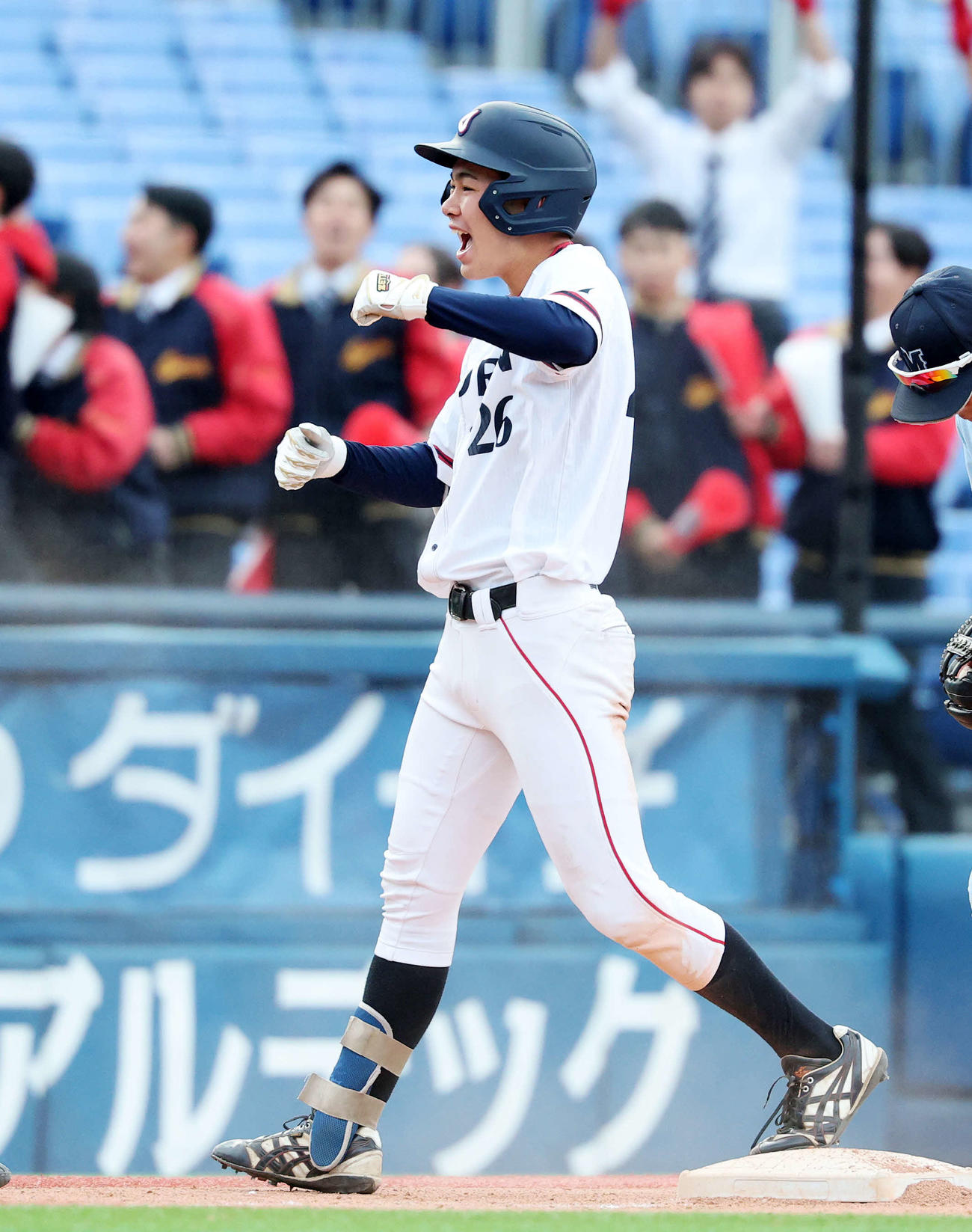 松本大対杏林大　7回裏杏林大2死一塁、長田は左越え適時三塁打を放ちガッツポーズで雄たけびを上げる（撮影・鈴木正人）