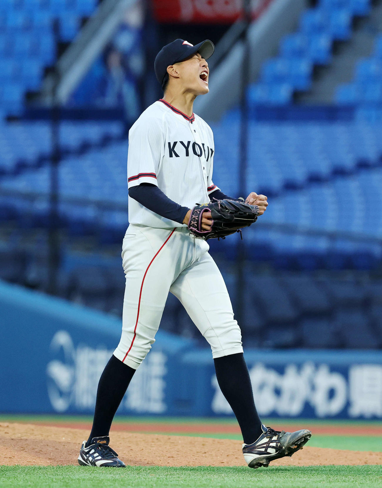 松本大対杏林大　勝利し雄たけびを上げる杏林大・岩井（撮影・鈴木正人）