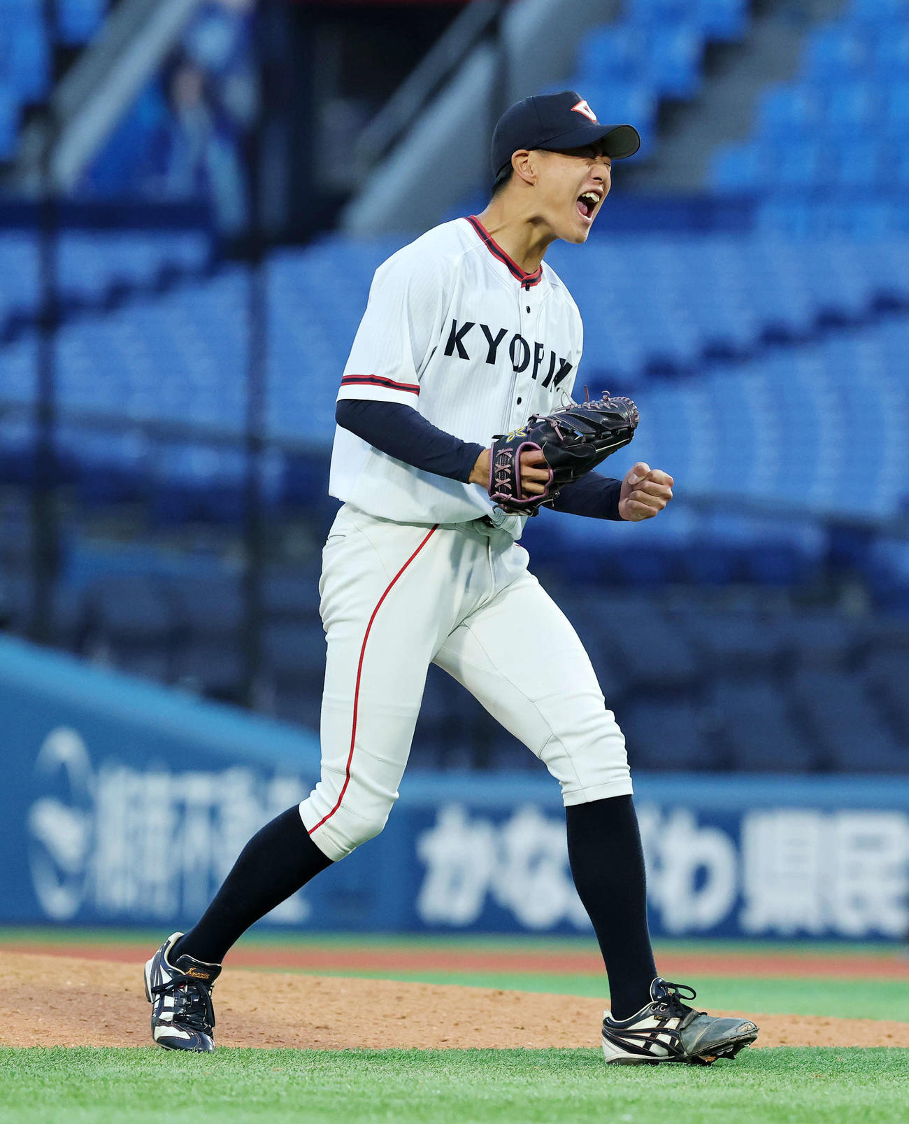 松本大対杏林大　勝利し雄たけびを上げる杏林大・岩井（撮影・鈴木正人）