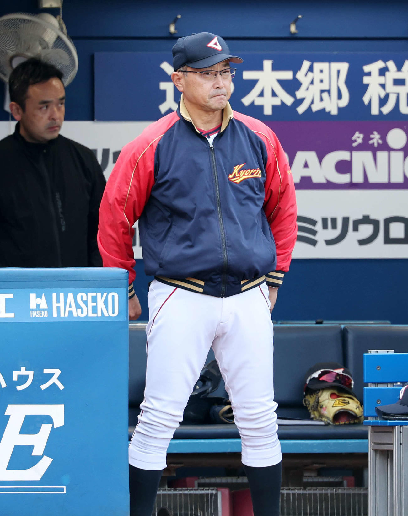 松本大対杏林大　戦況を見つめる杏林大・溝口監督（撮影・鈴木正人）