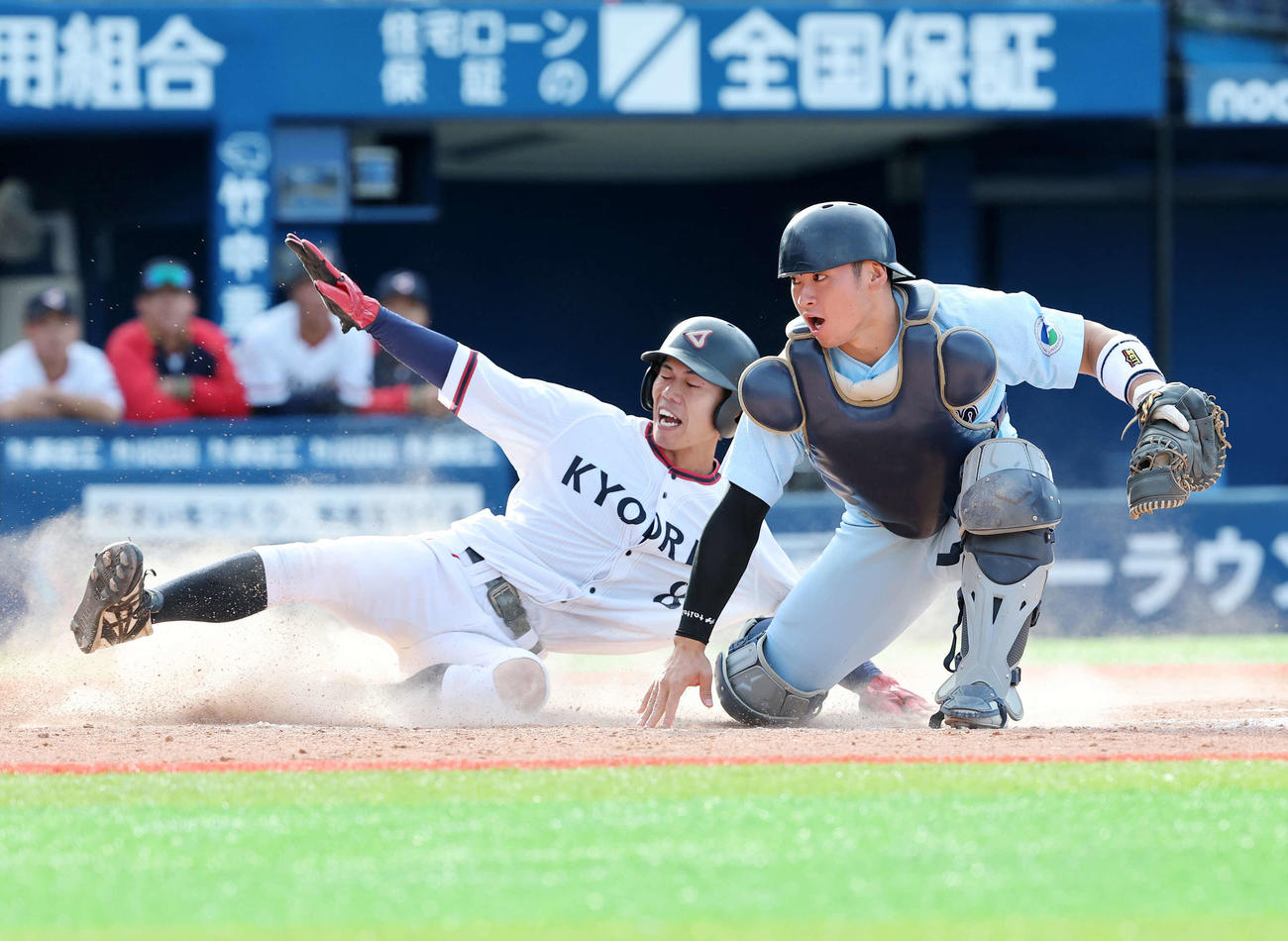 松本大対杏林大　2回裏杏林大無死満塁、長田の適時野選で三塁走者の高橋が生還、捕手は小森（撮影・鈴木正人）