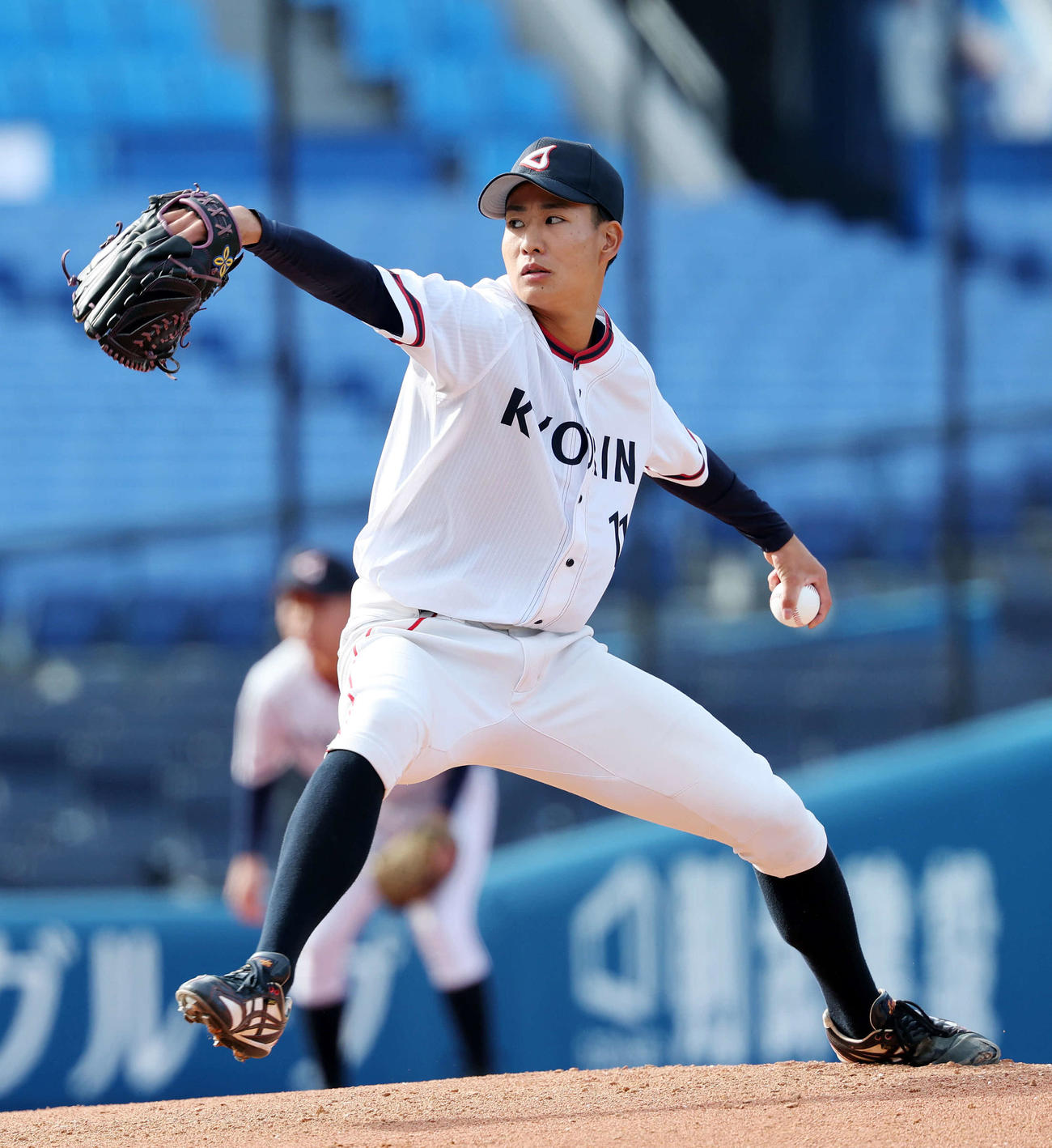松本大対杏林大　力投する杏林大・岩井（撮影・鈴木正人）