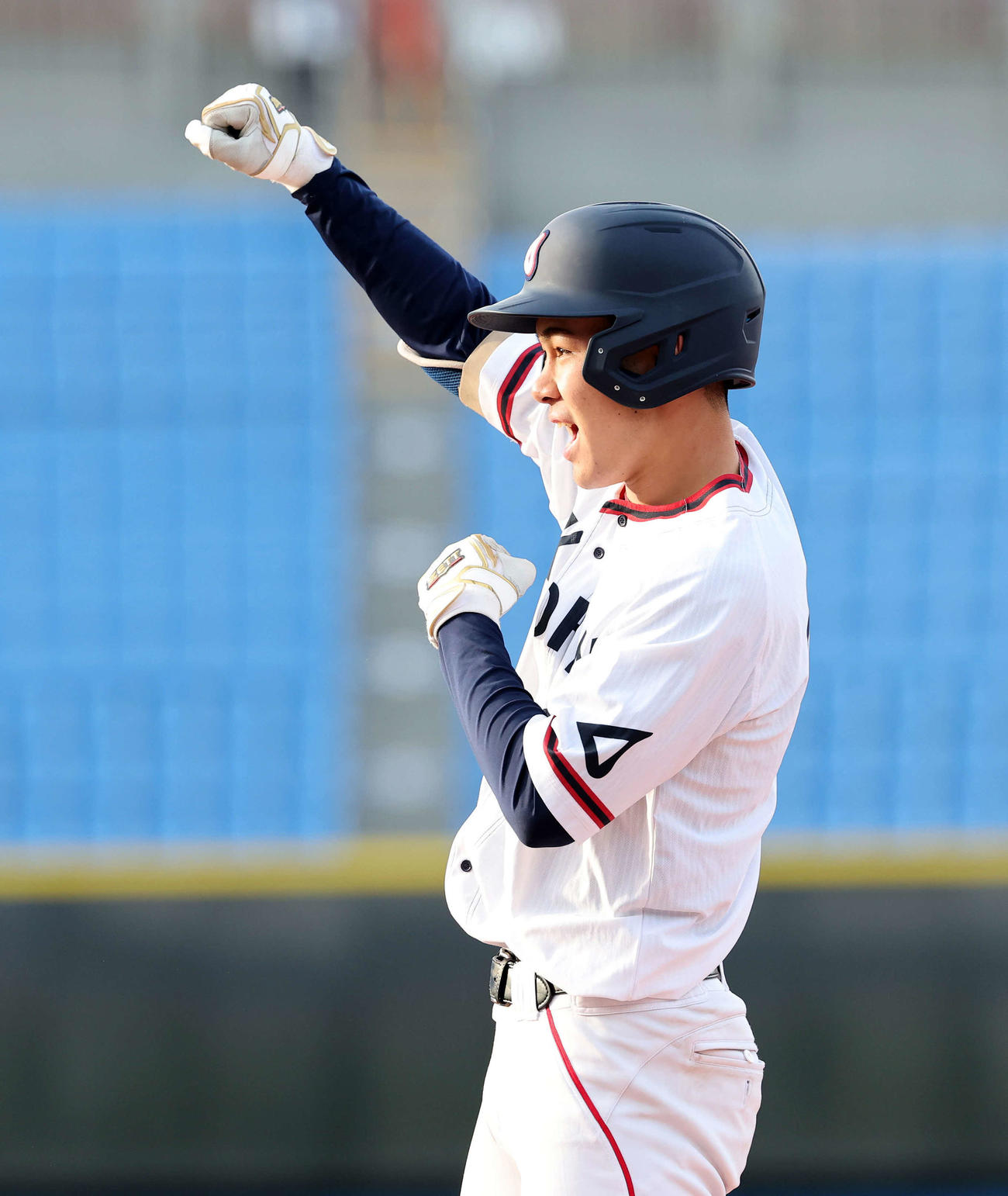 松本大対杏林大　5回裏杏林大1死満塁、長田は右前適時打を放ちガッツポーズ（撮影・鈴木正人）