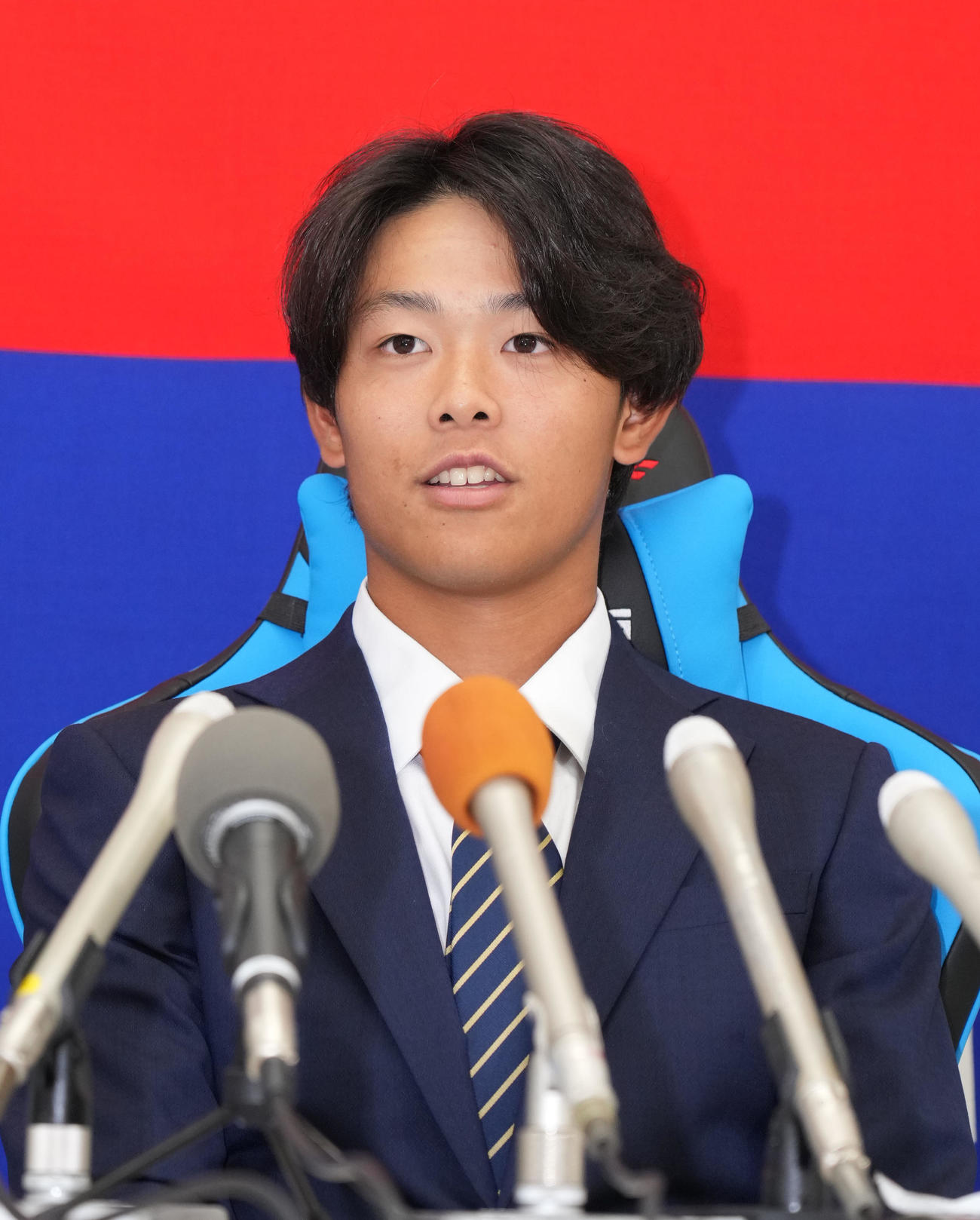交渉を終え会見する有馬（撮影・森本幸一）