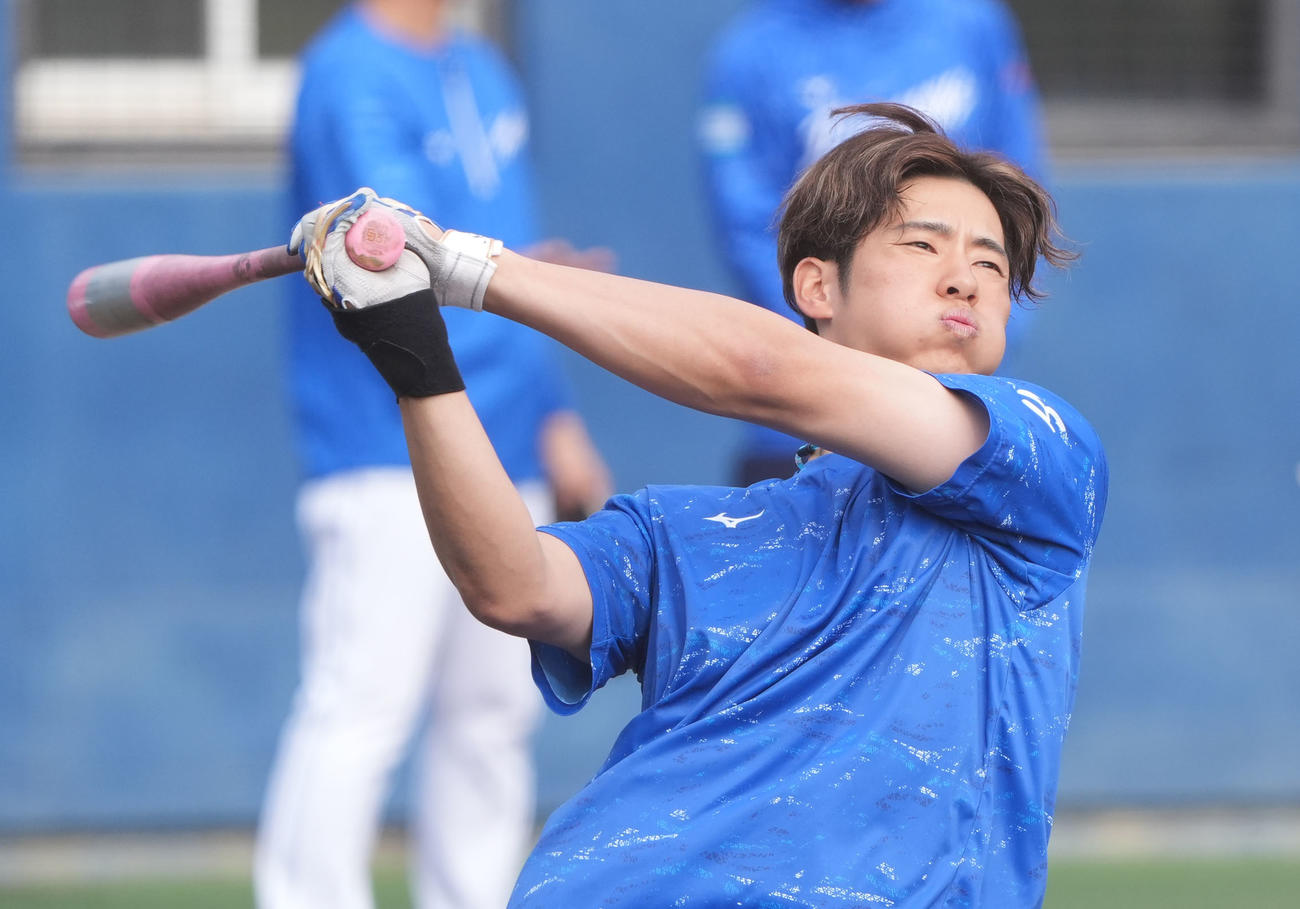 ロングティー打撃練習をする上林（撮影・森本幸一）