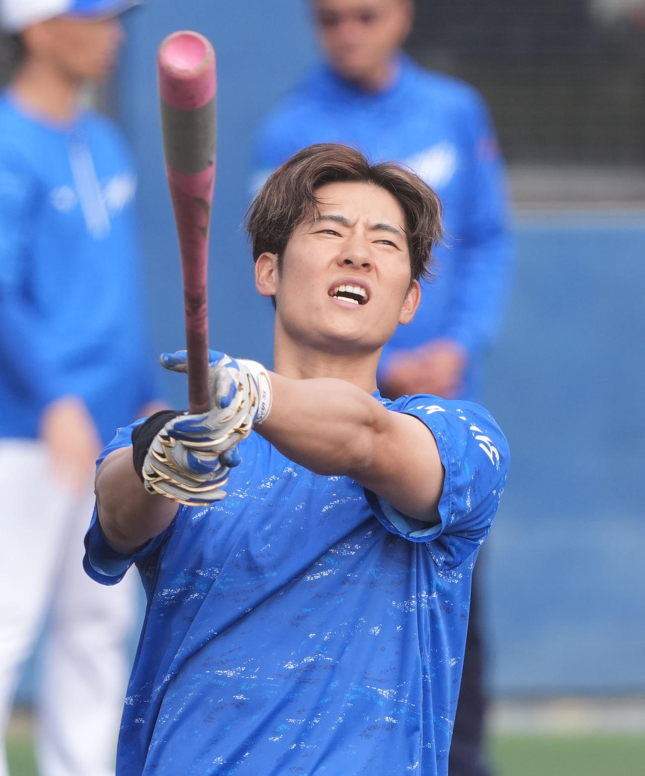 ロングティー打撃練習をする上林（撮影・森本幸一）