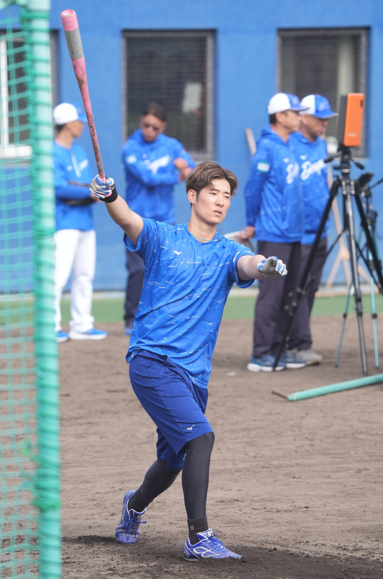 ロングティー打撃練習をする上林（撮影・森本幸一）