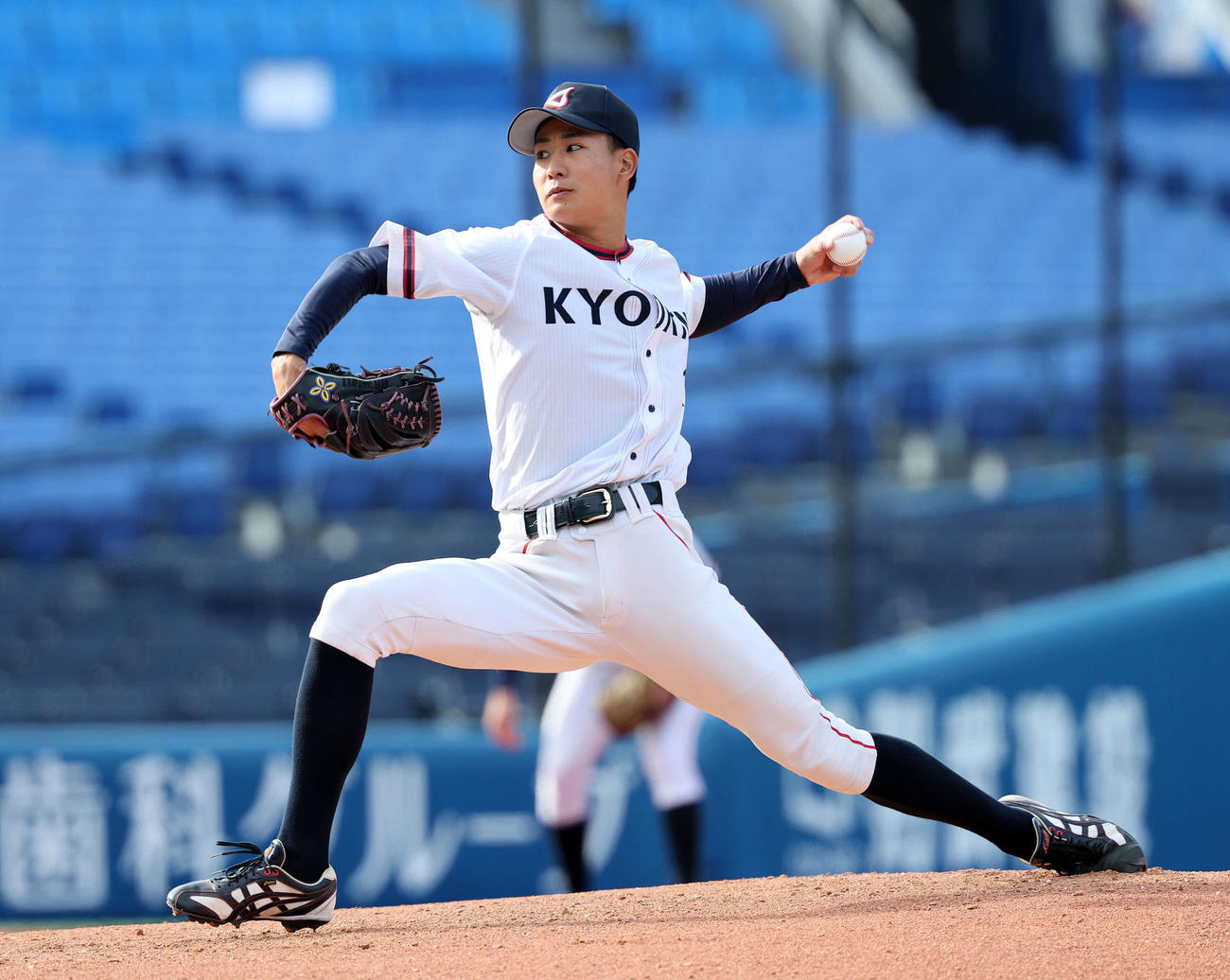 松本大対杏林大　力投する杏林大・岩井（撮影・鈴木正人）