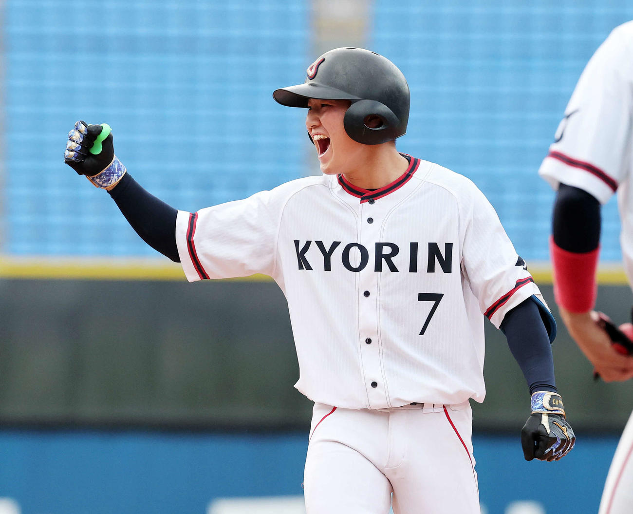 松本大対杏林大　7回裏杏林大2死三塁、今井は中前適時打を放ちガッツポーズ（撮影・鈴木正人）