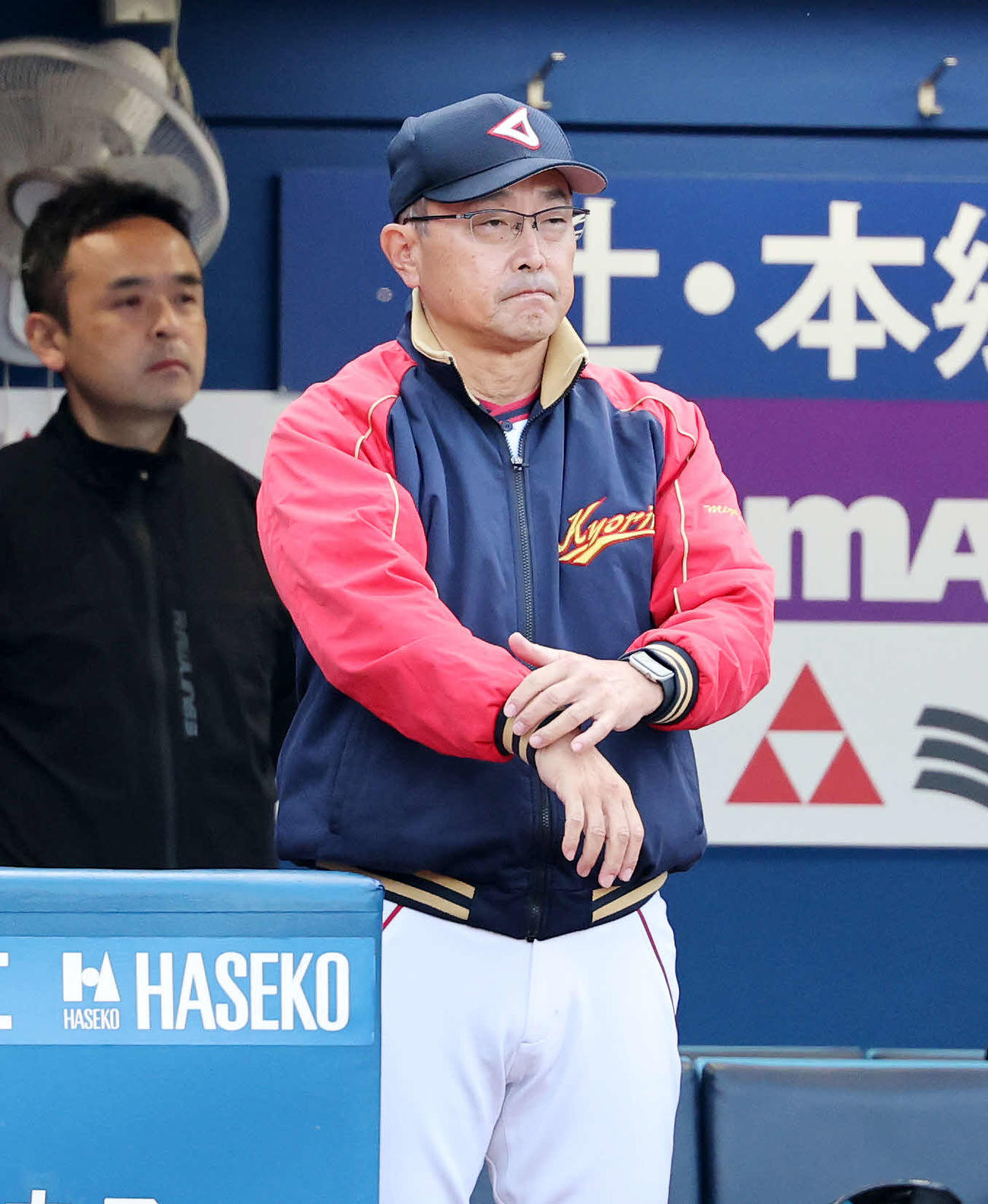 松本大対杏林大　サインを出す杏林大・溝口監督（撮影・鈴木正人）
