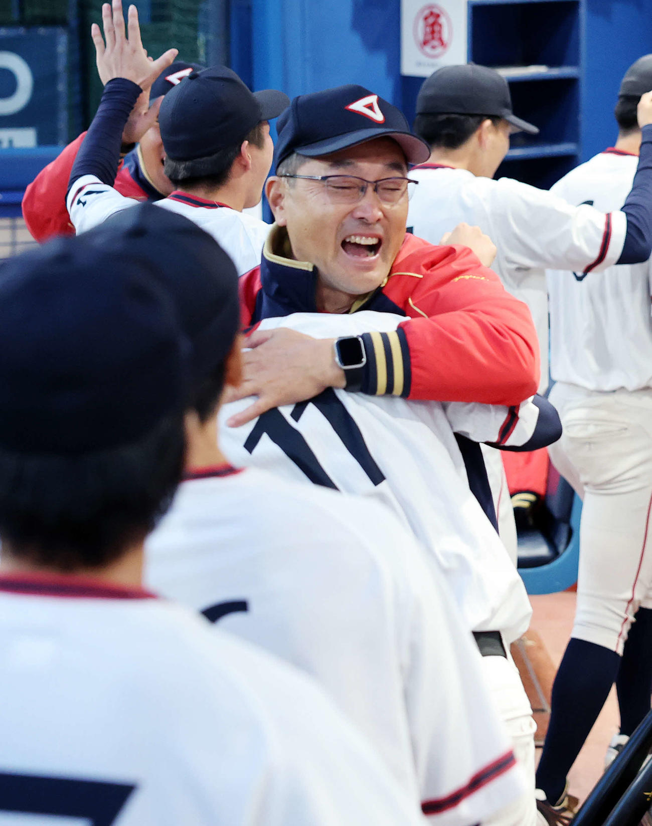 松本大対杏林大　完封した勝利杏林大・岩井（手前）を抱き締める溝口監督（撮影・鈴木正人）