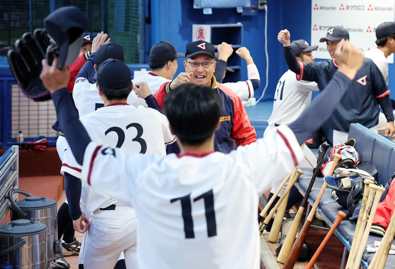 松本大対杏林大　完封した勝利杏林大・岩井（手前）を迎える溝口監督（撮影・鈴木正人）