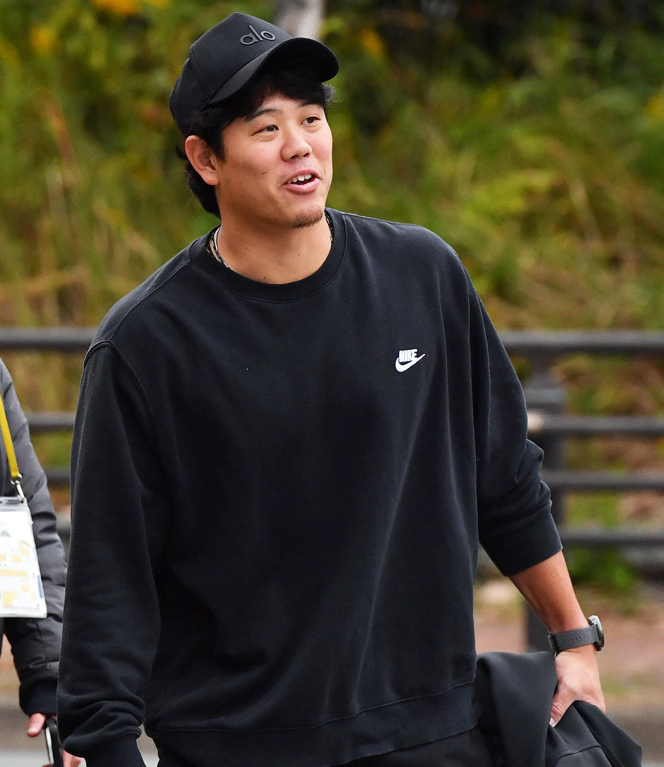 練習を終えて引き揚げるソフトバンク上茶谷（撮影・岩下翔太）